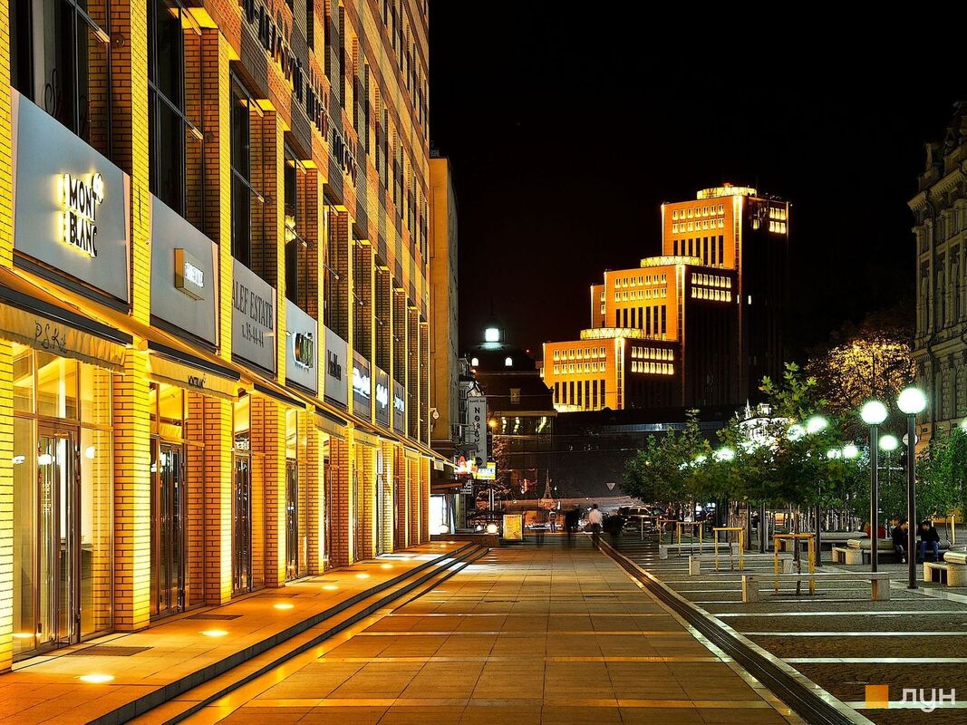  Cascade Plaza 