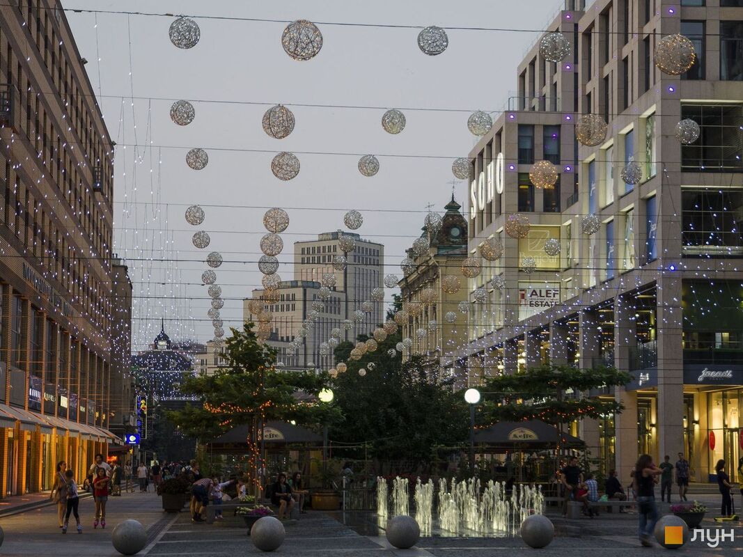  Cascade Plaza 